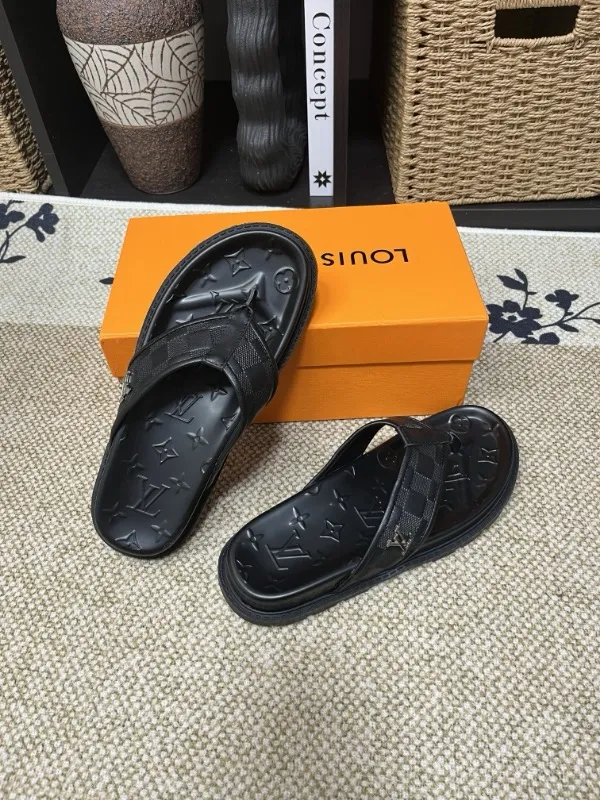 P270🏆Louis Vuitton 🏆[Louis Vuitton] Spring/Summer 2025 [Men's Flip Flops] 🎯🎯As an active family in the fashion industry ⭐ Lv is characterized by bold innovation ⚡Create this casual business style for Chinese fashionable men ✨The fabric is made of imported high-grade cowhide 🔥 Clean and neat ⚡Fashionable and elegant🌹Breathable, sweat-absorbent and deodorant👈So luxurious, high-end and domineering. 👍Must be sold if you repost the picture. Number of yards: 38--46. Color: 🎉 For large quantities. Welcome to repost.